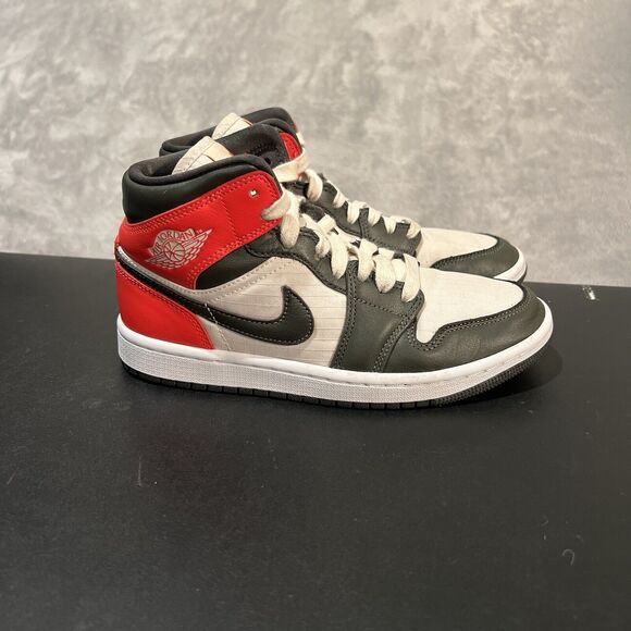 Jordan Retro Mid Women's Newspaper DQ6078-100 Athletic